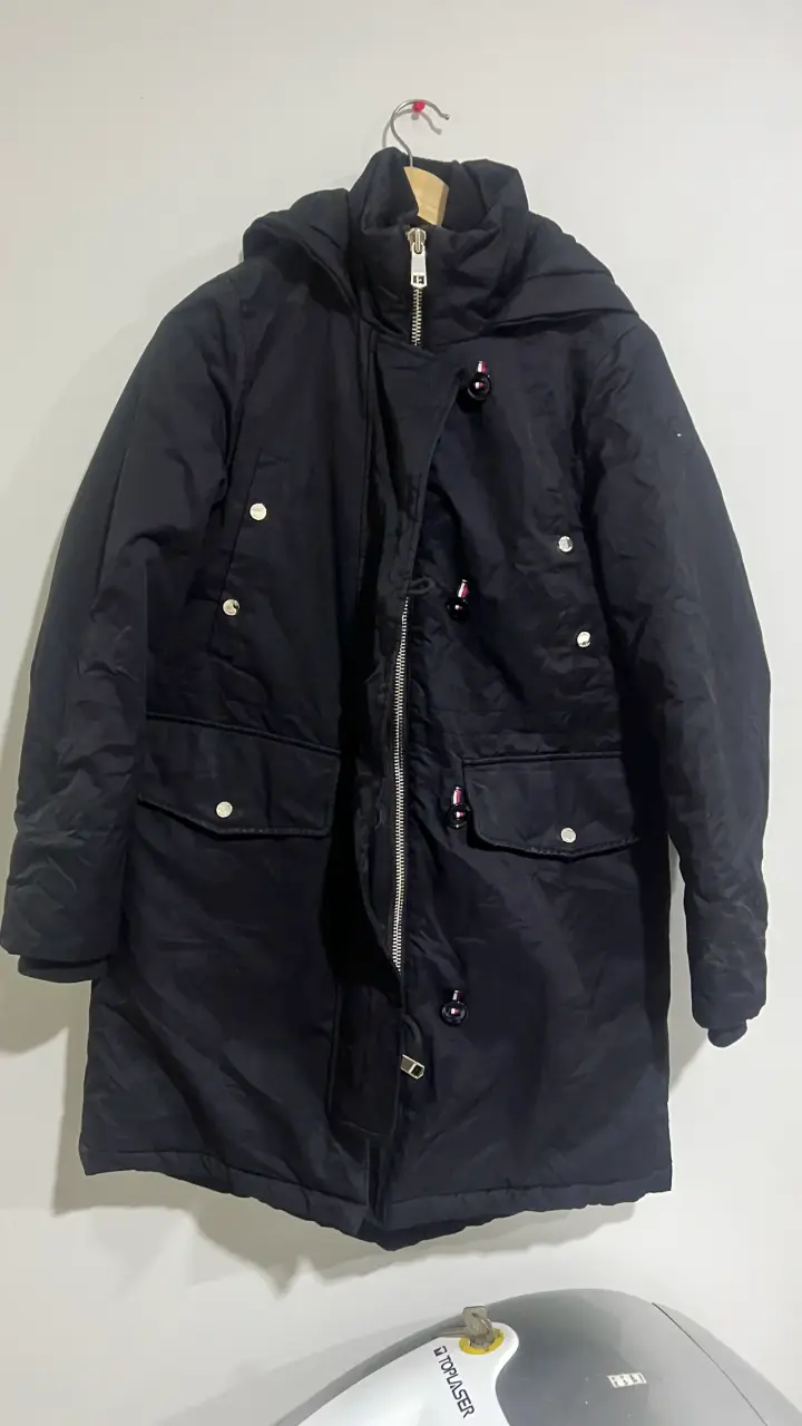 Parka negra con capucha - 1