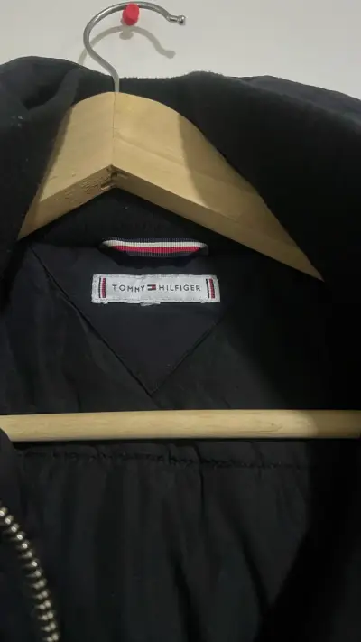 Parka negra con capucha - miniatura 2