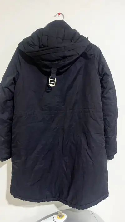Parka negra con capucha - miniatura 4