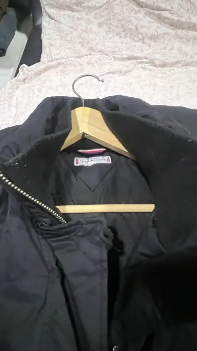 Parka negra con capucha - miniatura 5