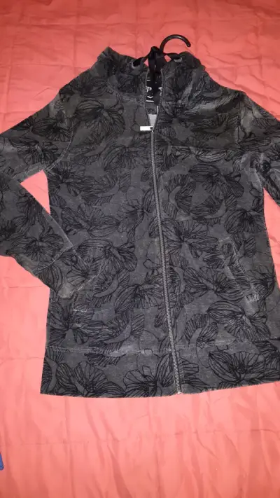Polerón gris con diseño floral Everlast - miniatura 1