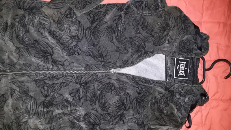 Polerón gris con diseño floral Everlast - 5