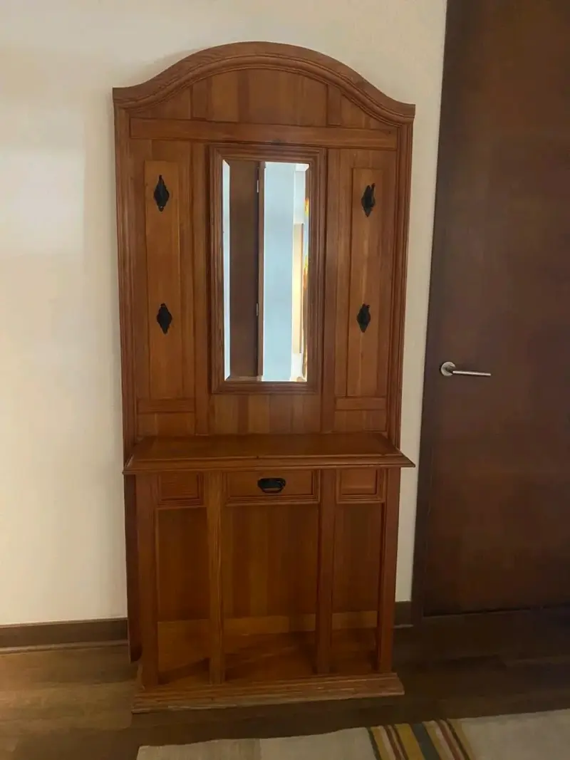 Mueble recibidor de madera con espejo