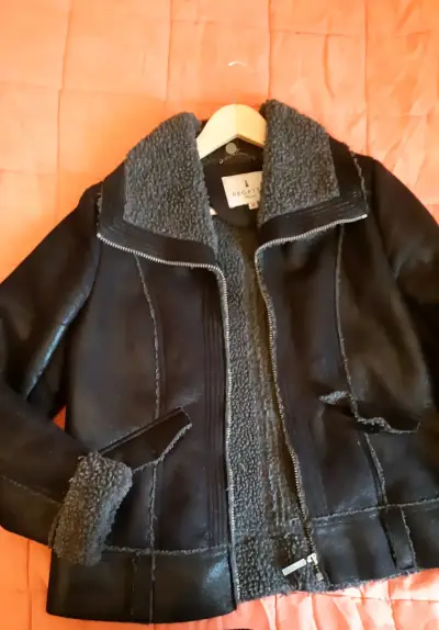 Chaqueta negra con forro de lana - miniatura 1