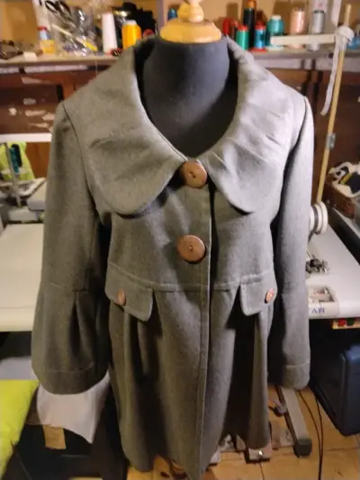 Abrigo gris con botones grandes - miniatura 1
