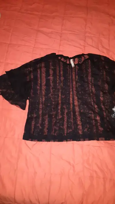 Blusa encaje negra semitransparente - miniatura 1