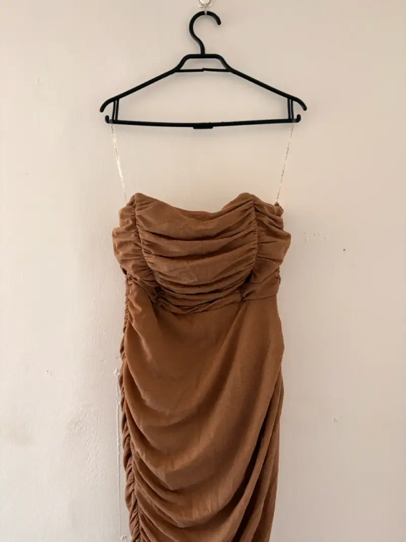 Vestido marrón con drapeado rare london - 1