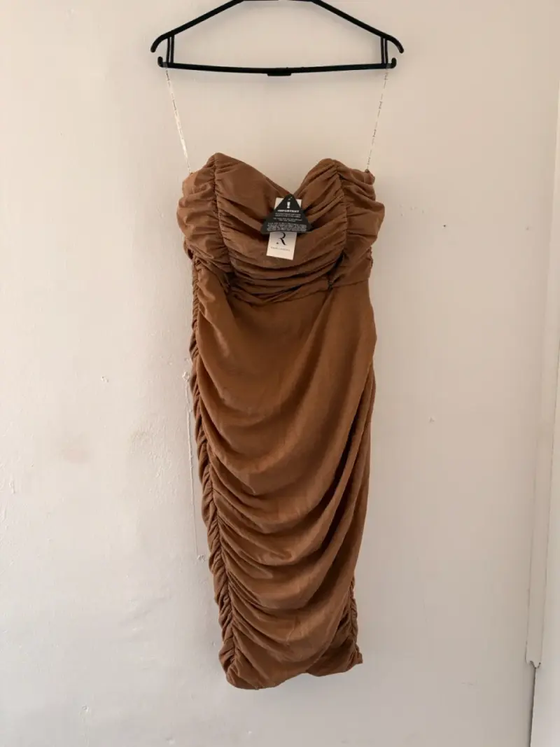 Vestido marrón con drapeado rare london - 2