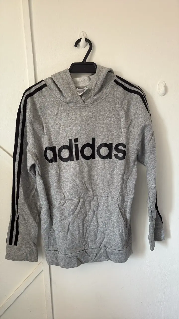 Polerón gris Adidas con capucha - 1