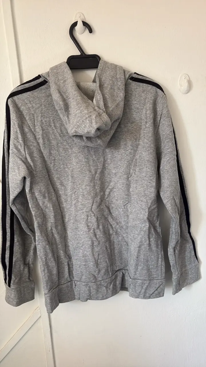 Polerón gris Adidas con capucha - 3