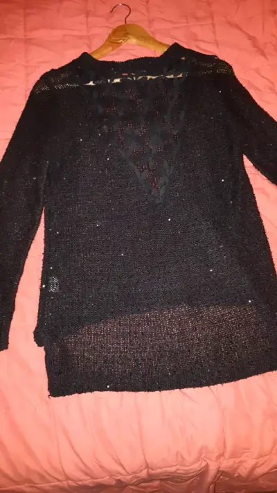 Suéter negro con lentejuelas - miniatura 1