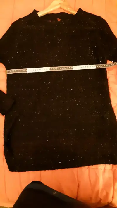 Suéter negro con lentejuelas - miniatura 3