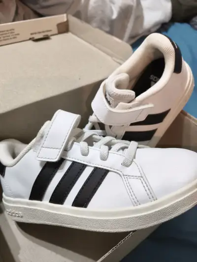 Zapatillas Adidas blancas infantiles con velcro - miniatura 1