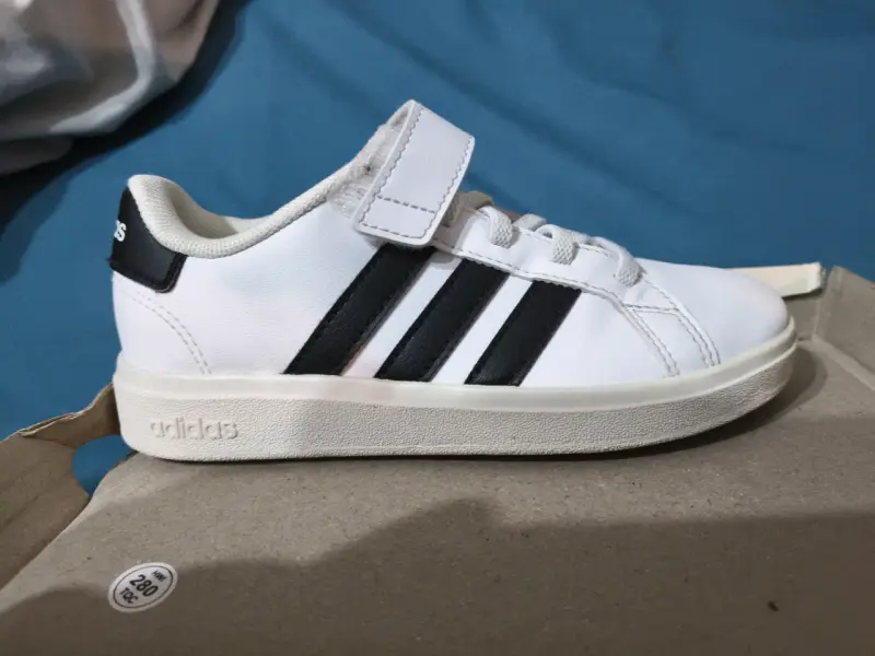Zapatillas Adidas blancas infantiles con velcro - 2