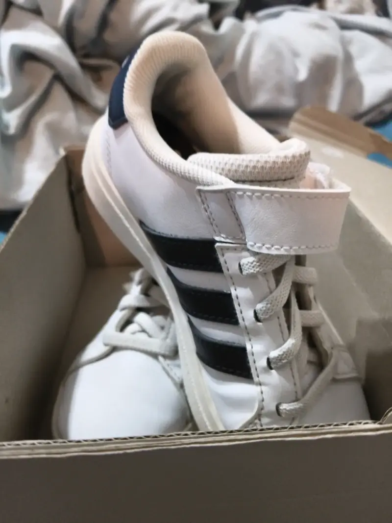 Zapatillas Adidas blancas infantiles con velcro - 3
