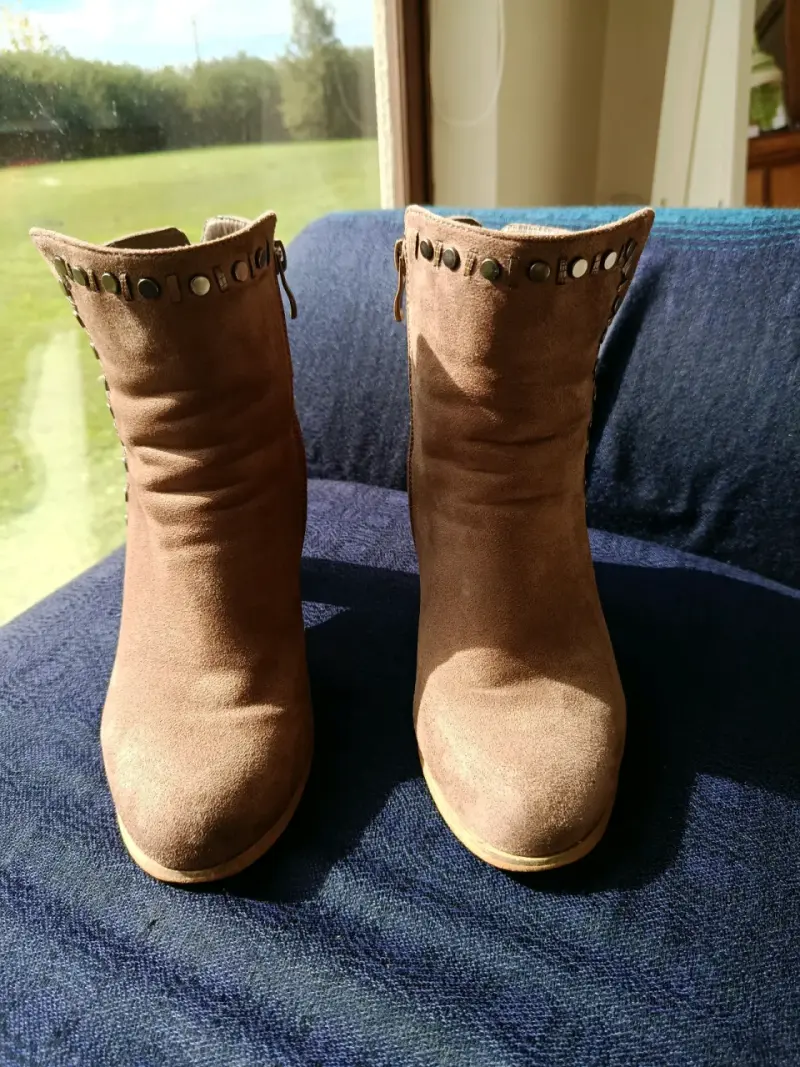 Botines Via Uno Camel Con Tachas -N 38 (Impecables - 4