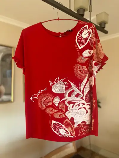 Polera roja con diseño floral - miniatura 1