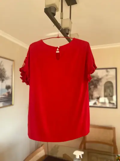 Polera roja con diseño floral - miniatura 2