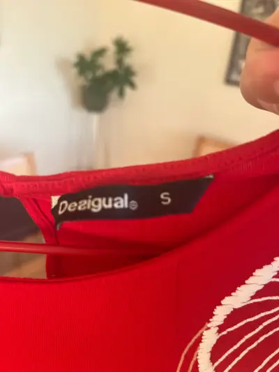 Polera roja con diseño floral - miniatura 3
