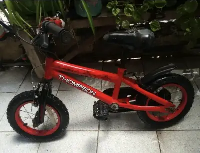 Bicicleta infantil roja - miniatura 2