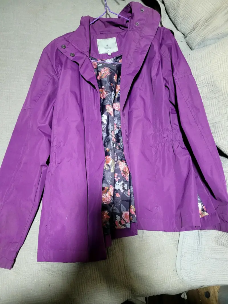 Chaqueta morada con diseño floral - 1