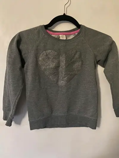 Polerón gris con diseño de corazón glitter - miniatura 1