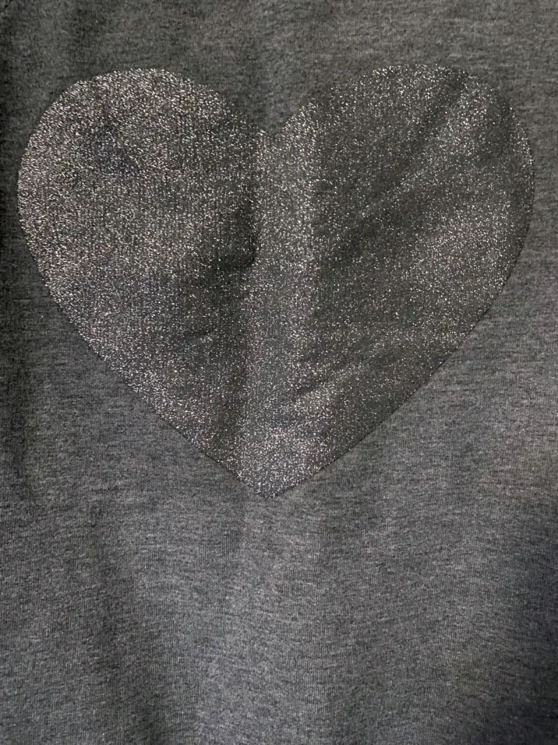Polerón gris con diseño de corazón glitter - 2