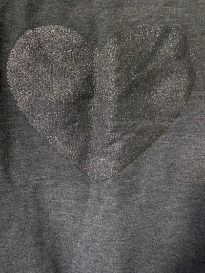 Polerón gris con diseño de corazón glitter - miniatura 2