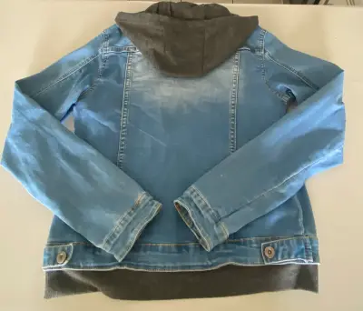 Chaqueta de mezclilla con capucha - miniatura 3