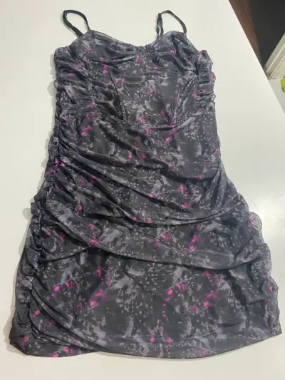 Vestido corto negro y rosa - miniatura 2