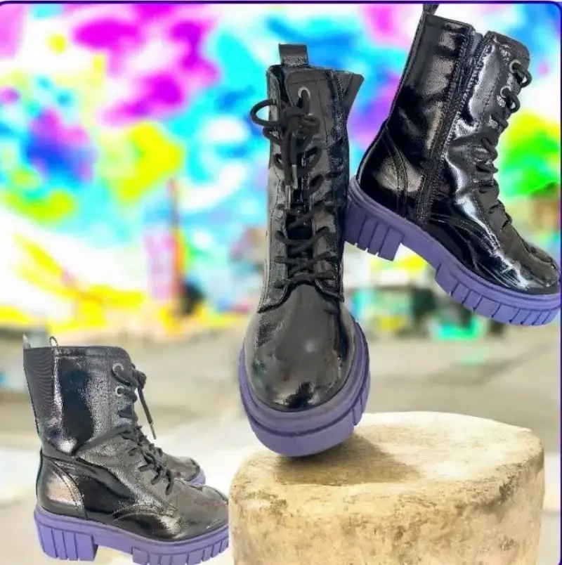 Botas negras con suela morada