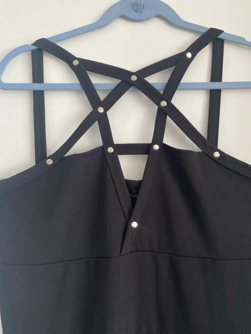 Vestido negro con tirantes cruzados - 2