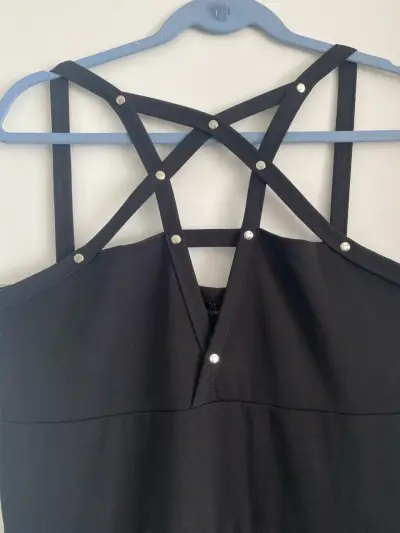 Vestido negro con tirantes cruzados - miniatura 2