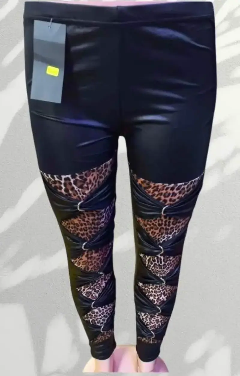 Leggings negros con estampado leopardo