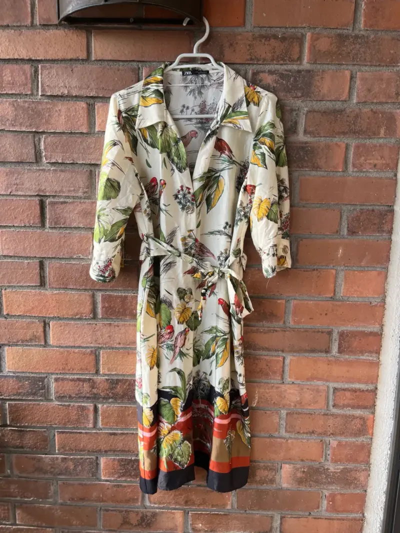 Vestido floral con cinturón Zara - 1
