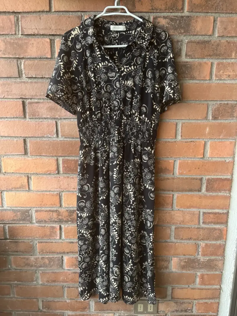 Vestido negro con estampado floral - 1