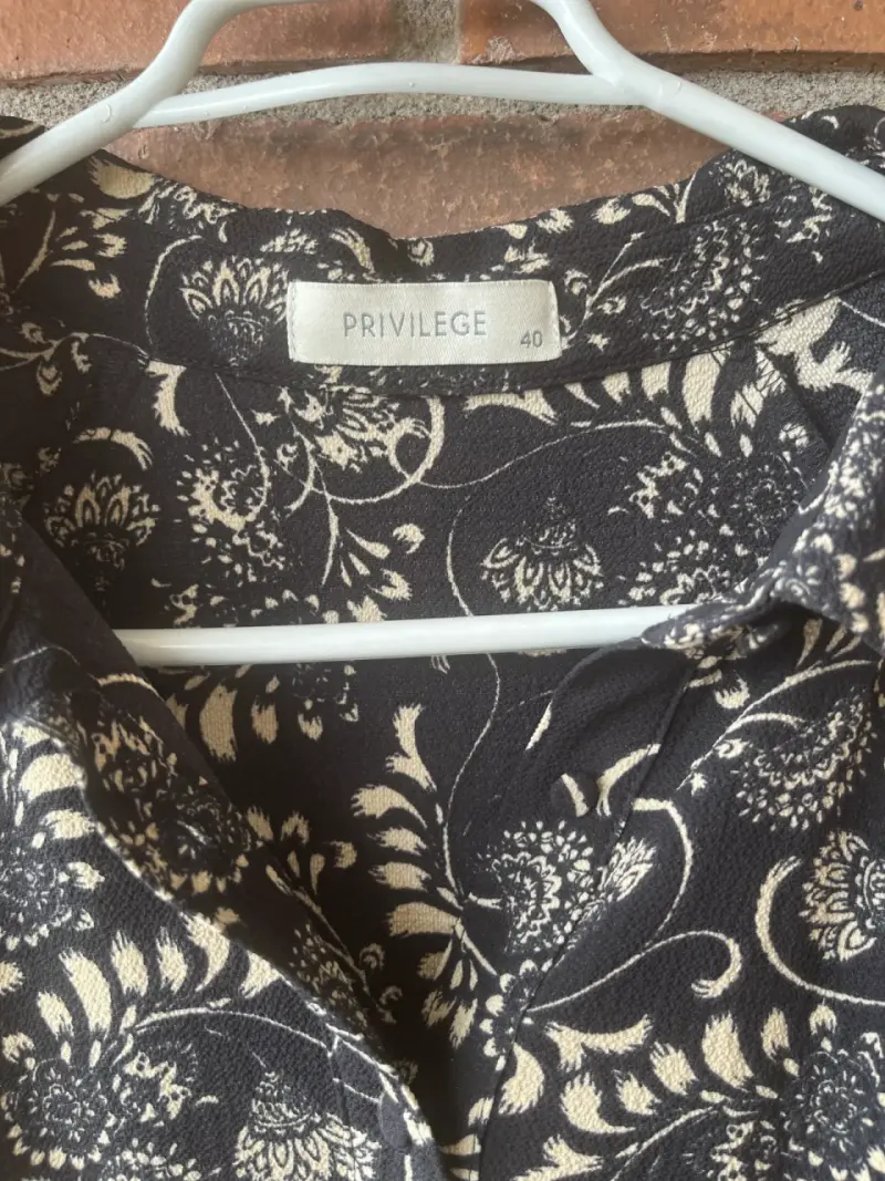 Vestido negro con estampado floral - 3