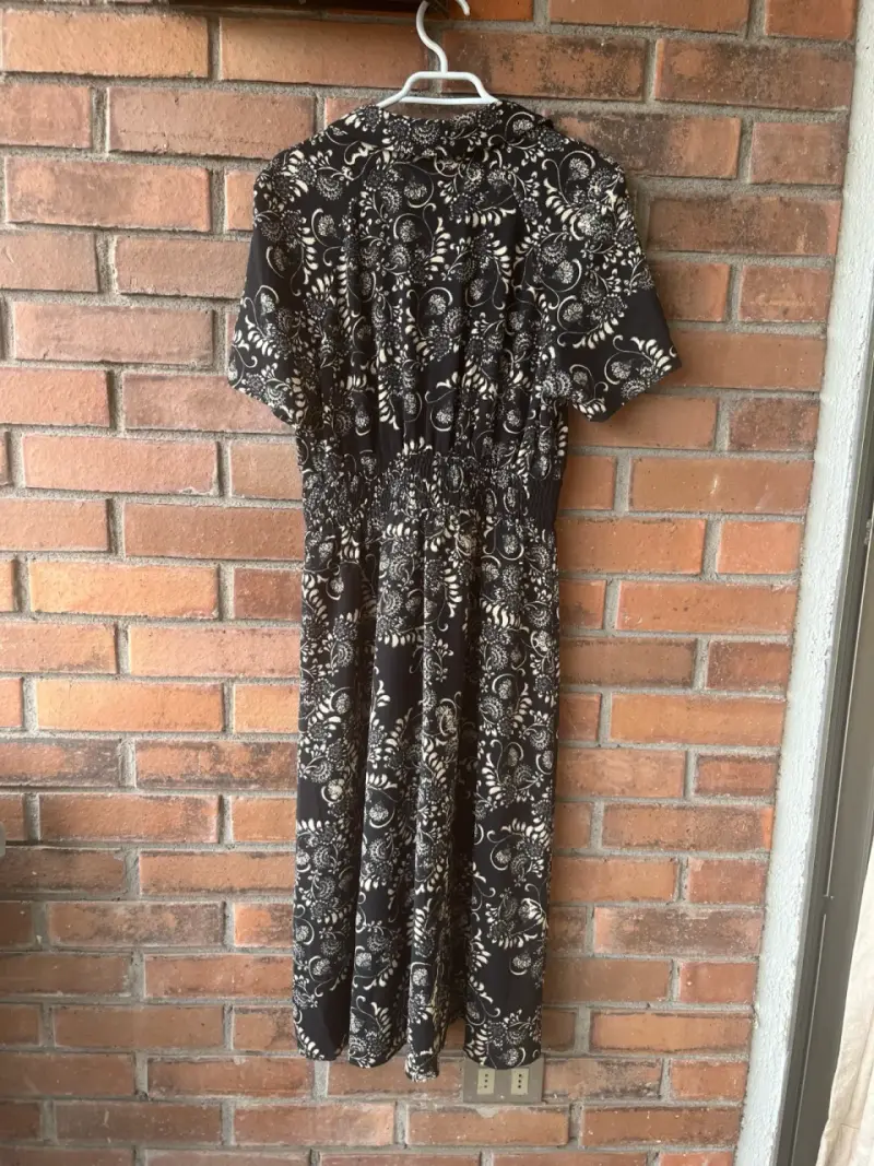 Vestido negro con estampado floral - 4
