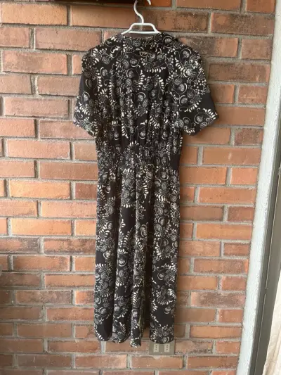 Vestido negro con estampado floral - miniatura 4