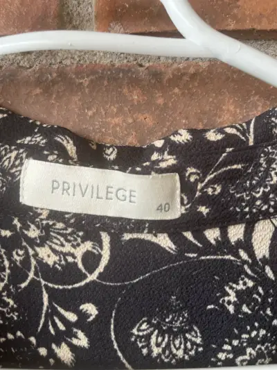 Vestido negro con estampado floral - miniatura 6
