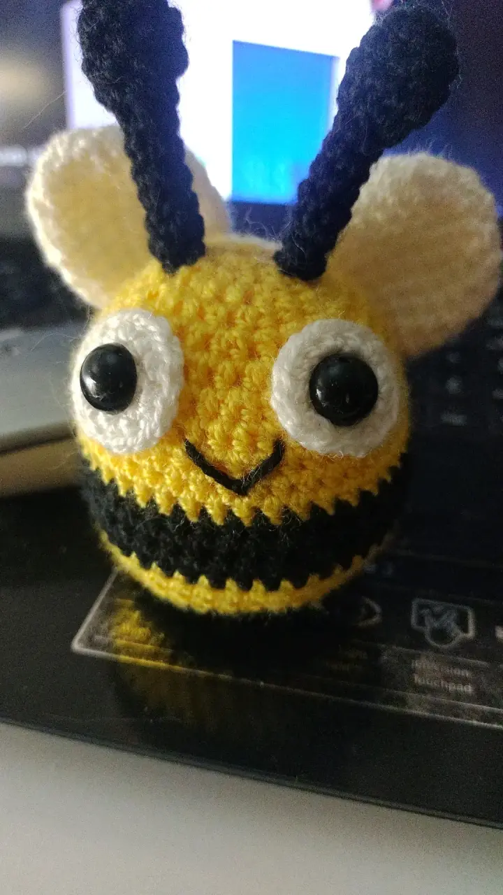 Abeja amigurumi tejida a mano