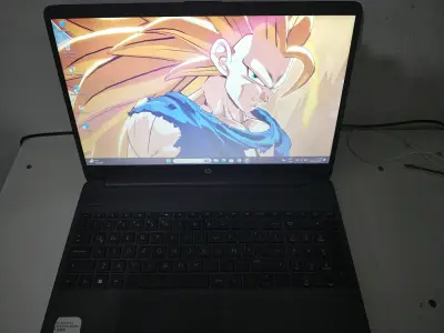 Laptop HP negra en buen estado - miniatura 1