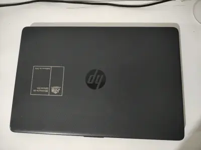 Laptop HP negra en buen estado - miniatura 3