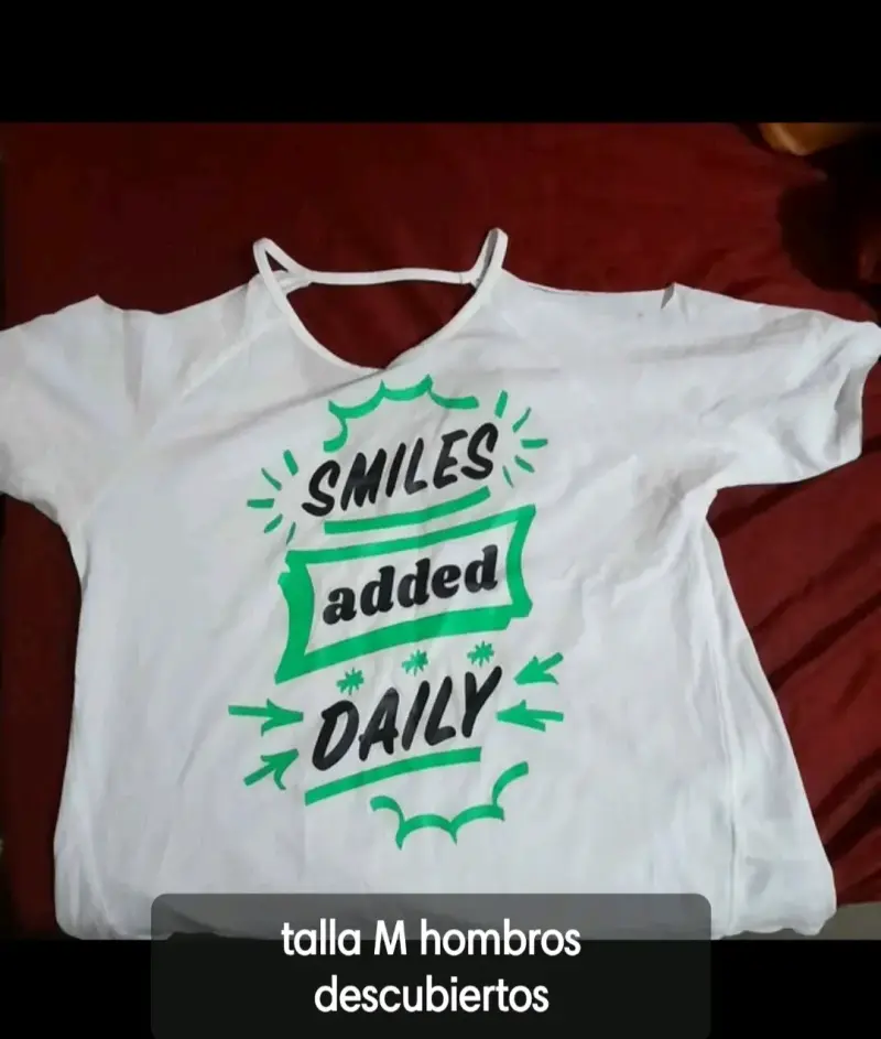 Polera blanca con estampado verde