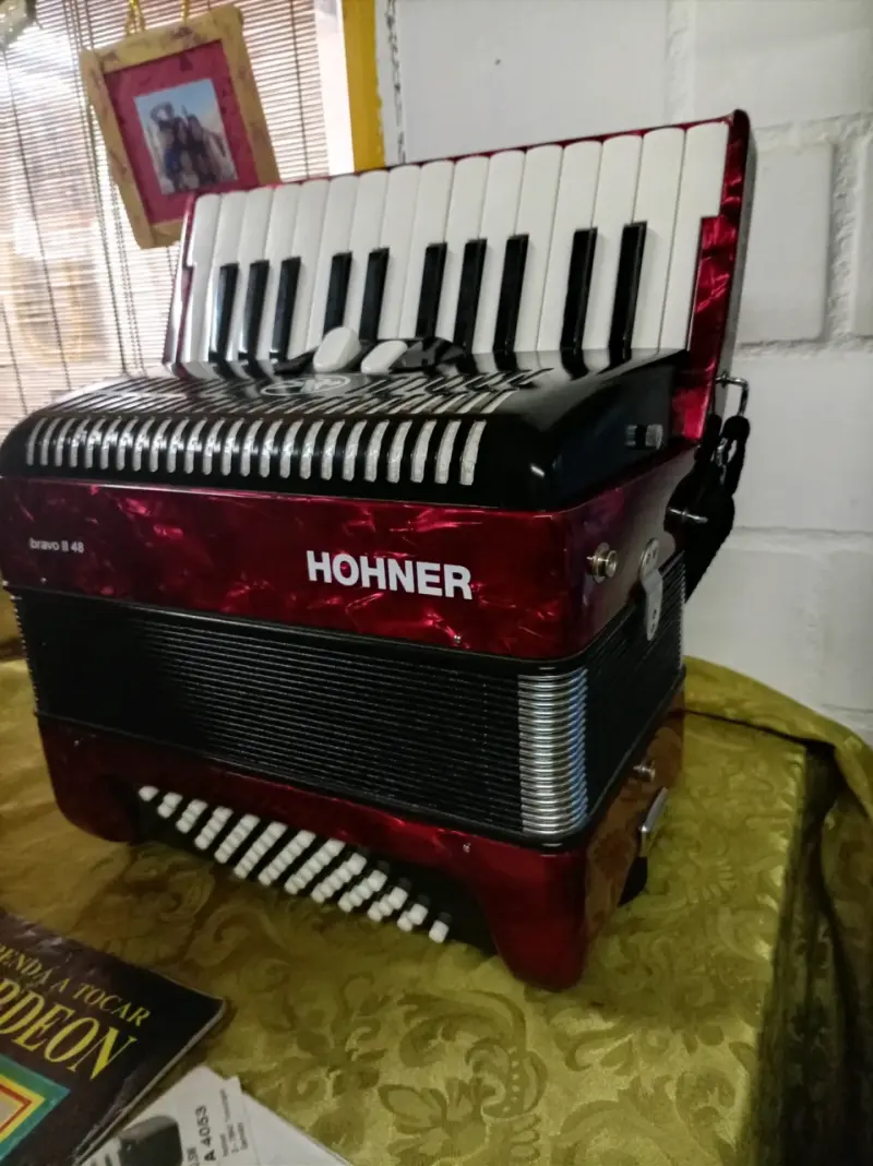 Acordeón Hohner rojo - 5