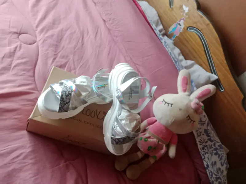 Sandalias blancas con detalles holográficos - 1