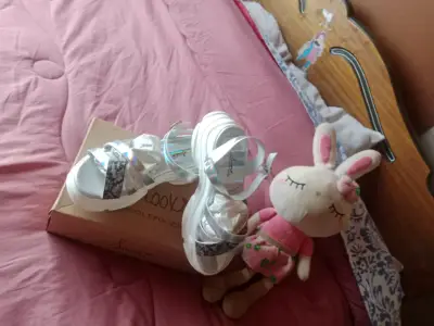 Sandalias blancas con detalles holográficos - miniatura 1