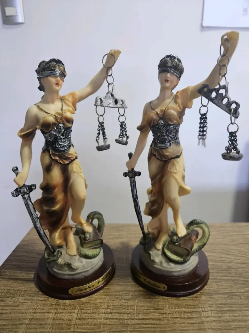 Estatuillas de La Justicia - 1