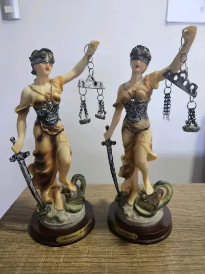 Estatuillas de La Justicia - miniatura 1
