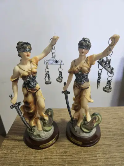 Estatuillas de La Justicia - miniatura 2